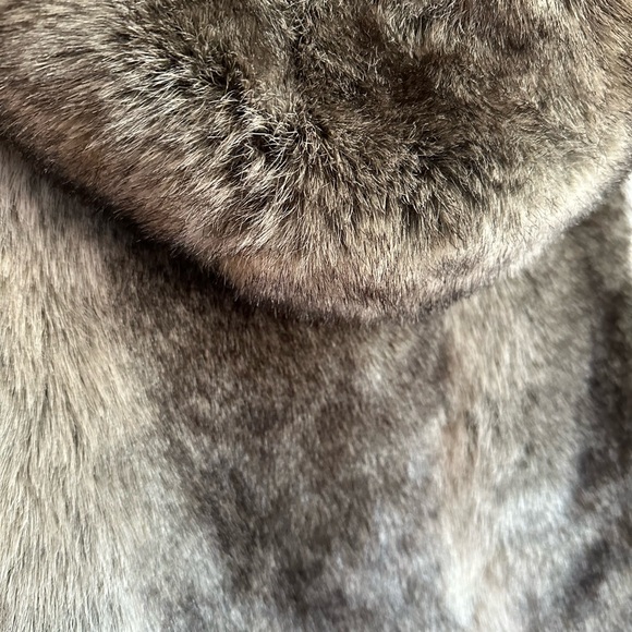 Surell from Bloomingdale’s Grey Faux Fur Women’s Hooded Zip Vest US Size M/L - Picture 5 of 7